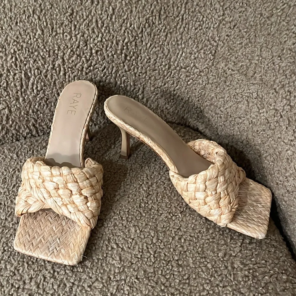 Revolve heels - Picture 3 of 3